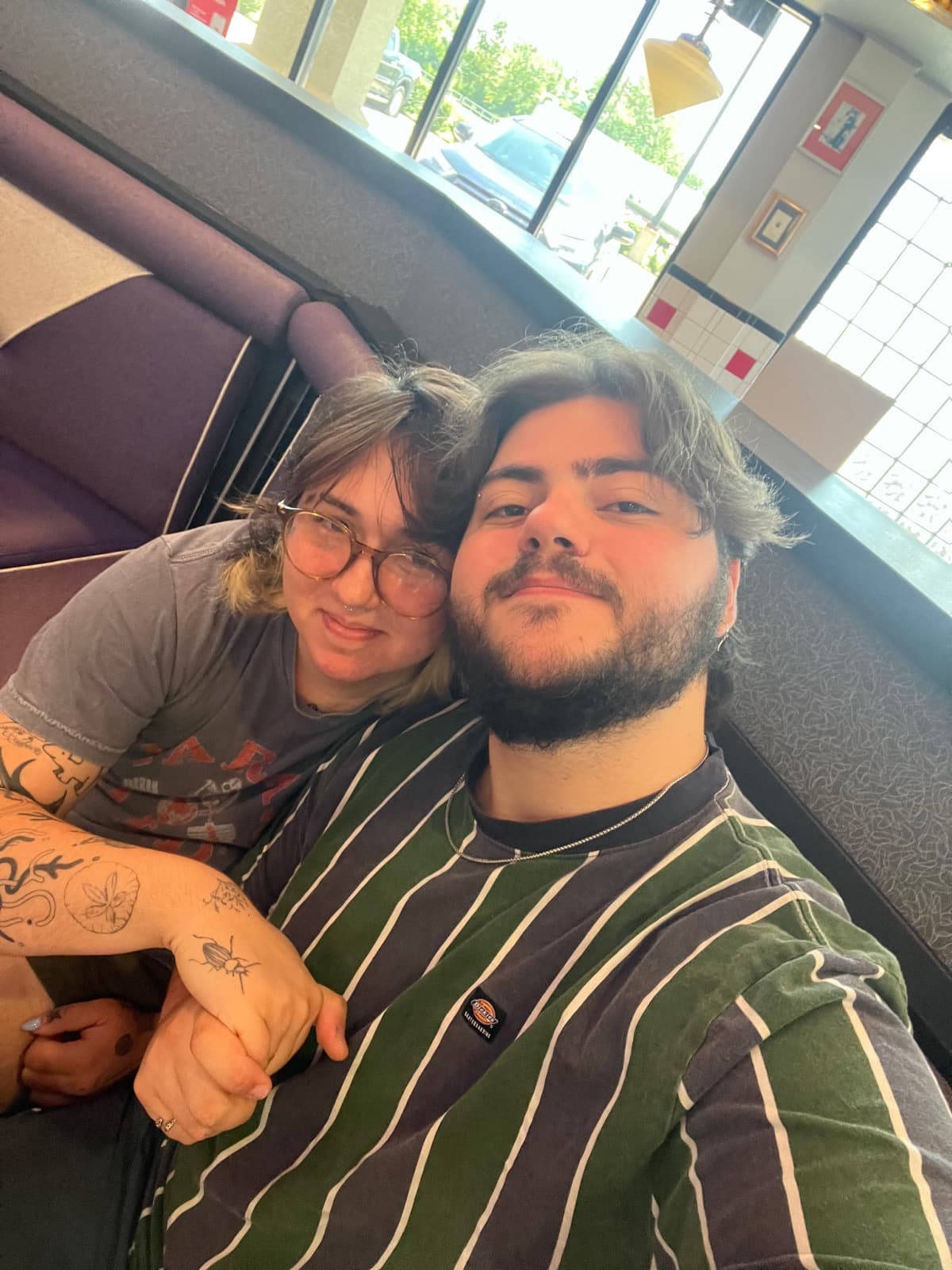 Wren Elseigh Monroe Callstrom and Samuel Suita Galone Aredês sitting together in a diner