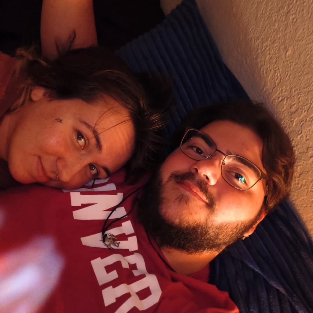 Wren Elseigh Monroe Callstrom and Samuel Suita Galone Aredês in a casual indoor photo